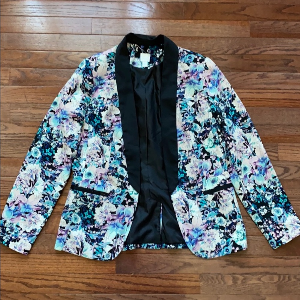 Floral shoulder padded blazer.